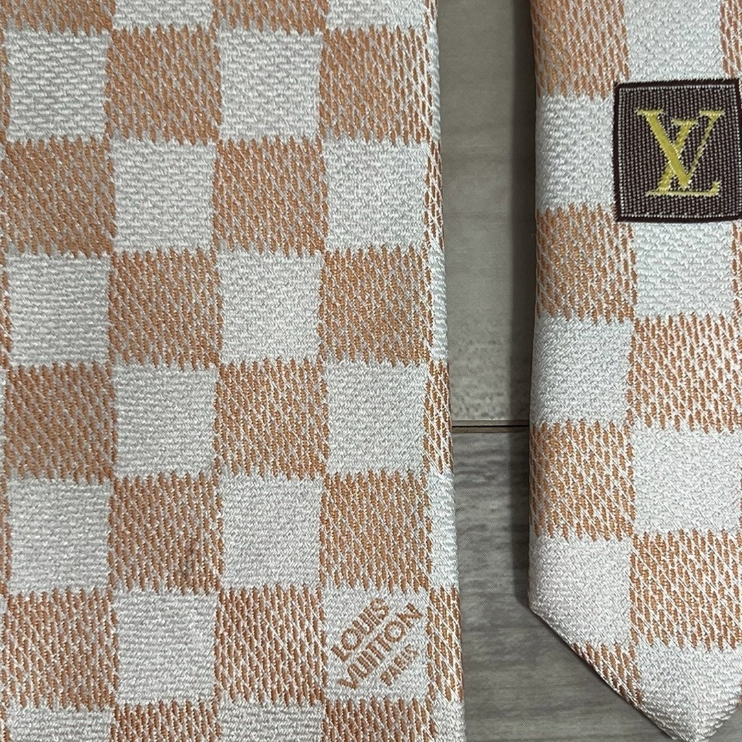 LOUIS VUITTON(ルイヴィトン)のルイヴィトン/LOUIS VUITTON ダミエ柄 ネクタイ 白橙色 3.5万円 メンズのファッション小物(ネクタイ)の商品写真