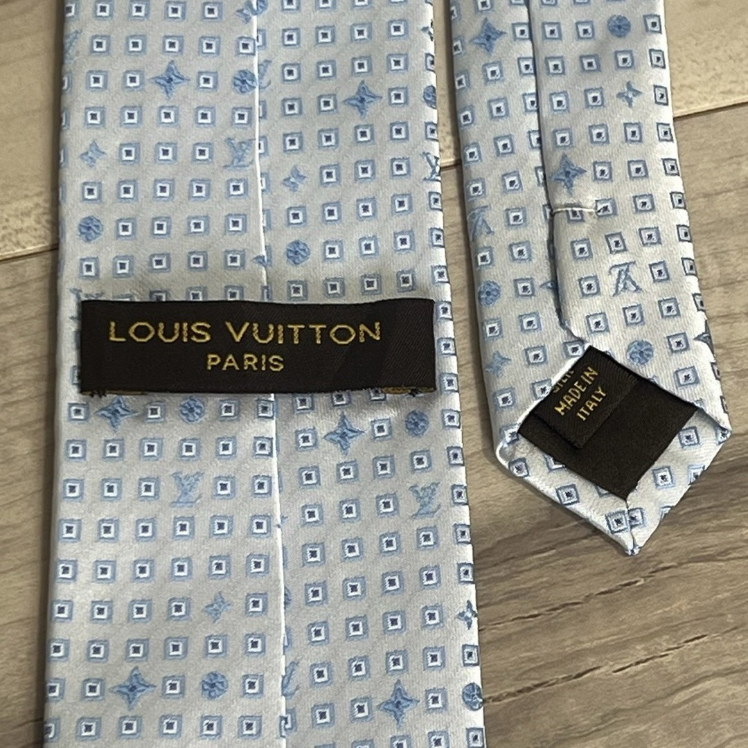 LOUIS VUITTON(ルイヴィトン)の美品 ルイヴィトン/LOUIS VUITTON ロゴネクタイ 水色 3.5万円 メンズのファッション小物(ネクタイ)の商品写真