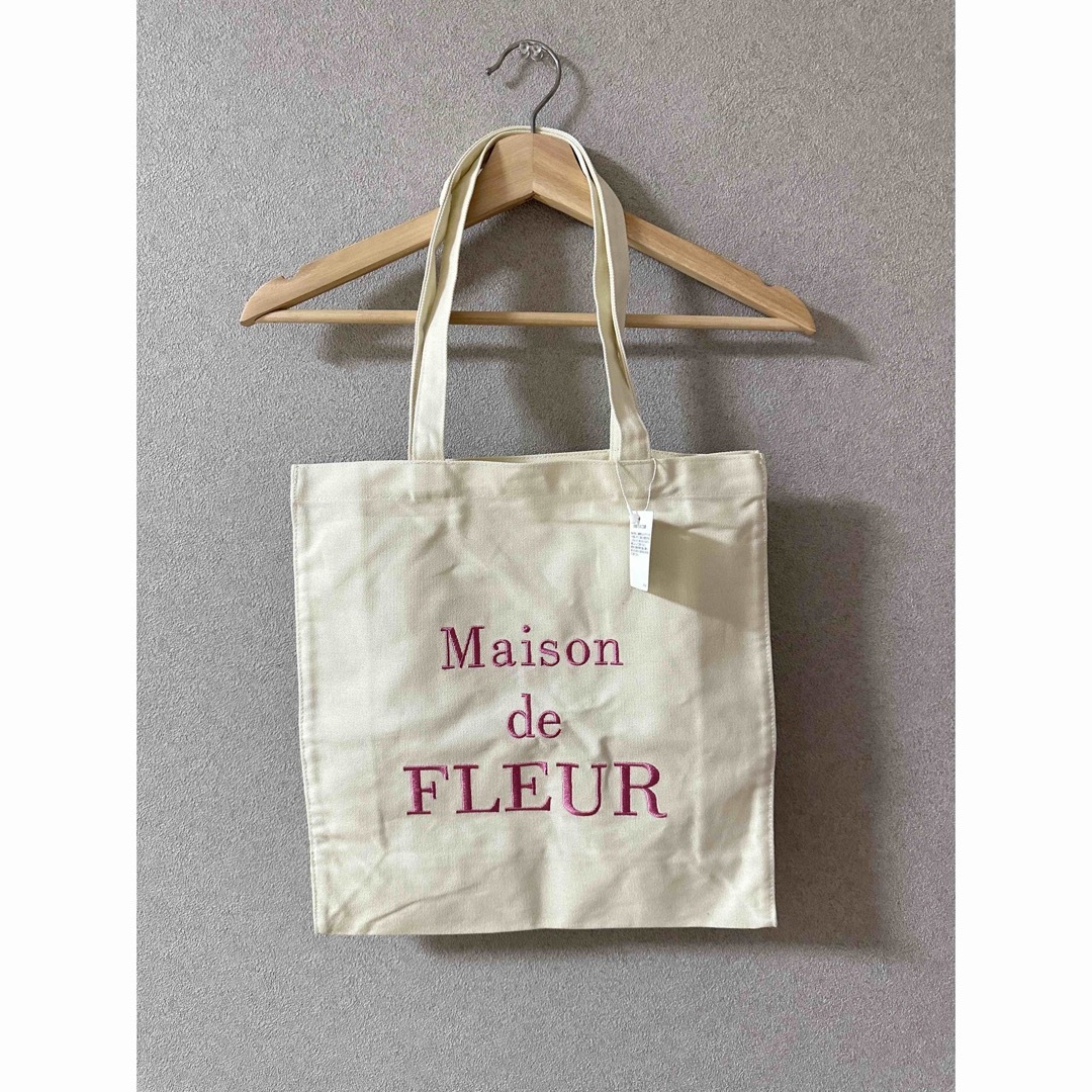 Maison de FLEUR(メゾンドフルール)の新品 メゾンドフルール ブランドロゴ刺繍スクエアトートバッグ ピンク レディースのバッグ(トートバッグ)の商品写真