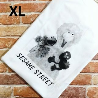 【新品】セサミストリート Tシャツ ホワイト 白 XL モノクロプリント(Tシャツ/カットソー(半袖/袖なし))