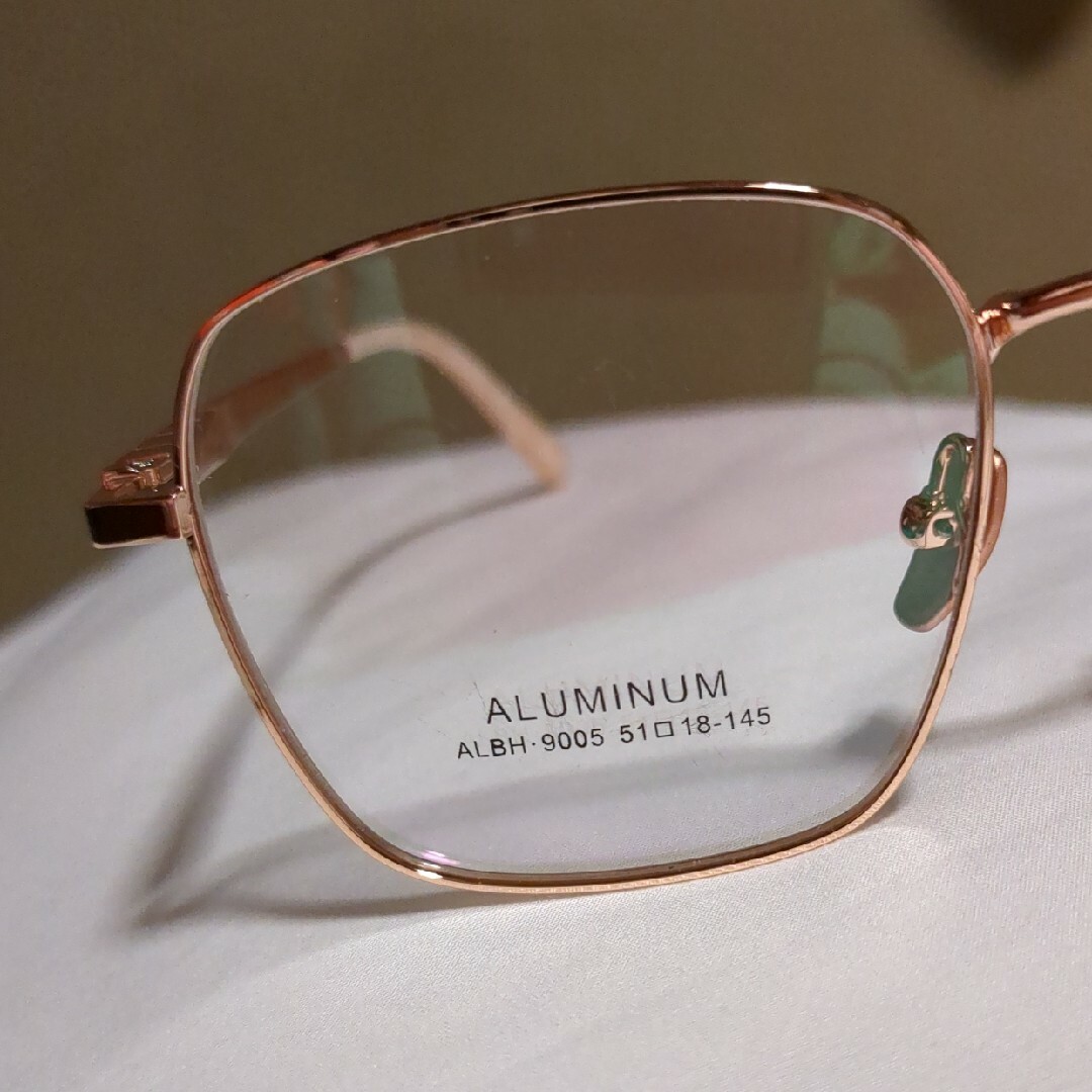 うすいピンク色の、度がないサングラス。 レディースのファッション小物(サングラス/メガネ)の商品写真