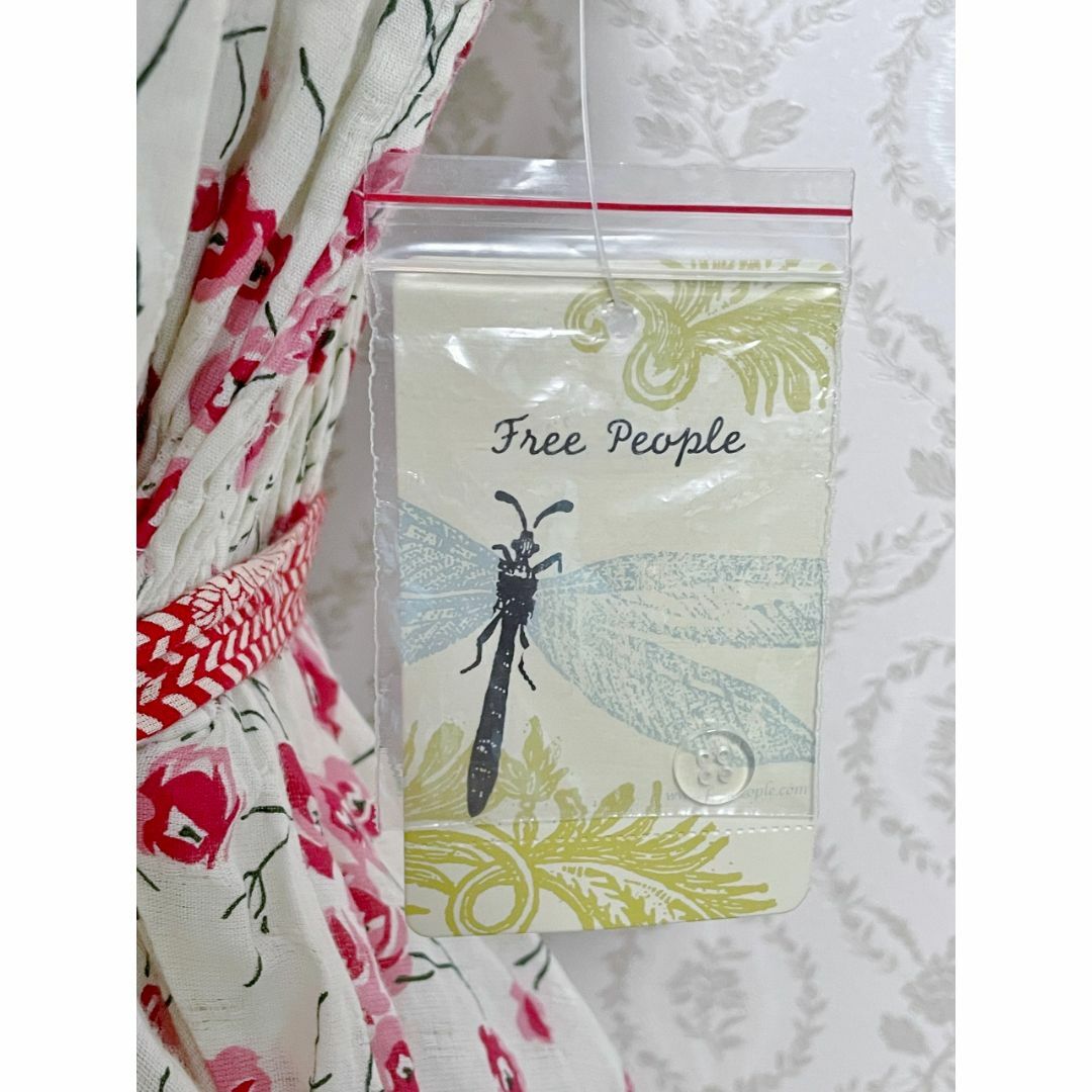 Free People(フリーピープル)の新品タグ付き free people フリーピープル 花柄ワンピース ピンク 赤 レディースのワンピース(ミニワンピース)の商品写真