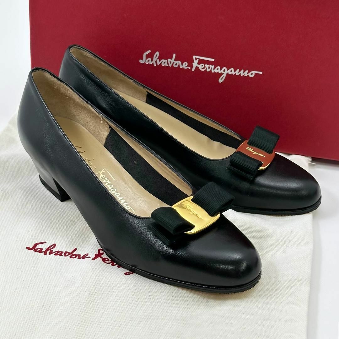 Salvatore Ferragamo(サルヴァトーレフェラガモ)の◎美品◎フェラガモ パンプス ローヒール ヴァラリボン 黒 金 5.5 23㎝ レディースの靴/シューズ(ハイヒール/パンプス)の商品写真