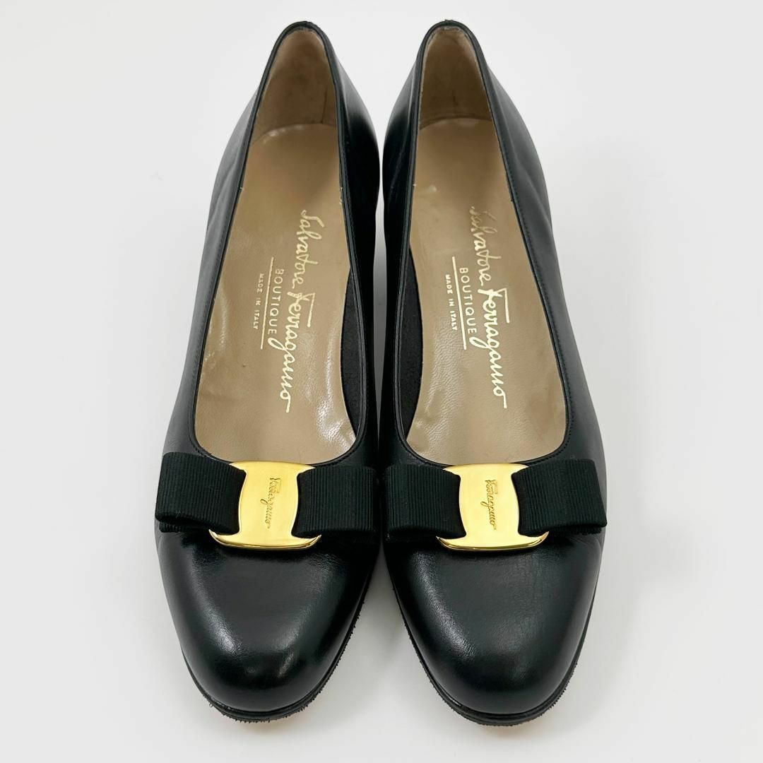 Salvatore Ferragamo(サルヴァトーレフェラガモ)の◎美品◎フェラガモ パンプス ローヒール ヴァラリボン 黒 金 5.5 23㎝ レディースの靴/シューズ(ハイヒール/パンプス)の商品写真