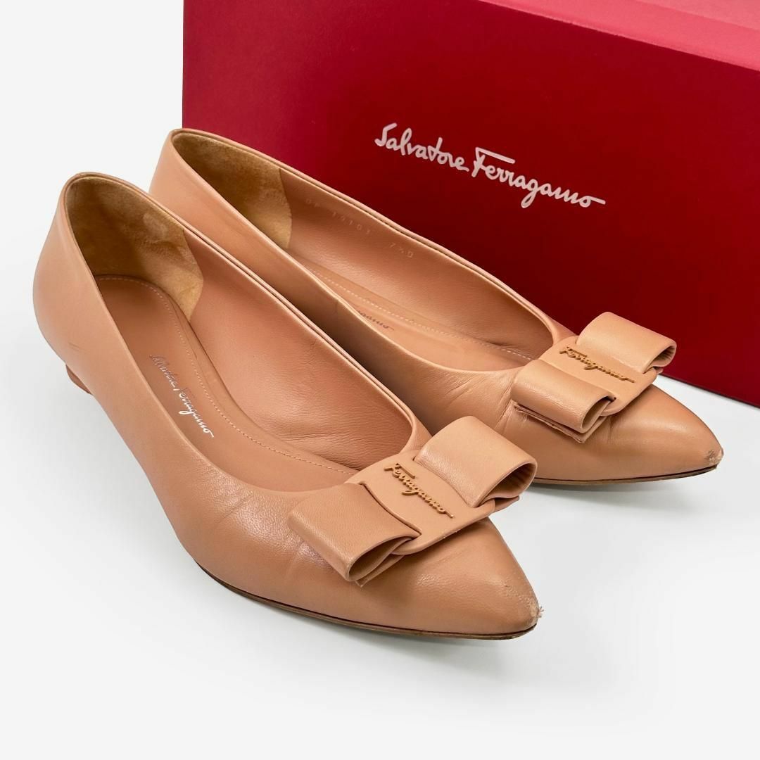 Salvatore Ferragamo(サルヴァトーレフェラガモ)のフェラガモ VIVA パンプス ローヒール ヴァラリボン くすみピンク 7.5 レディースの靴/シューズ(ハイヒール/パンプス)の商品写真