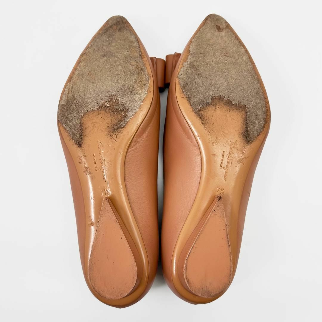 Salvatore Ferragamo(サルヴァトーレフェラガモ)のフェラガモ VIVA パンプス ローヒール ヴァラリボン くすみピンク 7.5 レディースの靴/シューズ(ハイヒール/パンプス)の商品写真