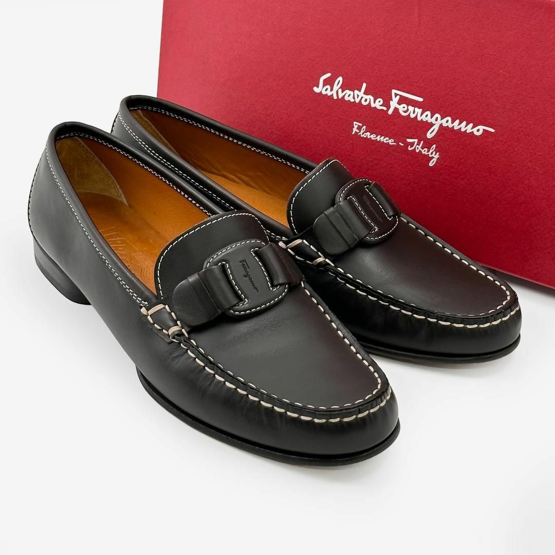 Salvatore Ferragamo(サルヴァトーレフェラガモ)の極美品◎フェラガモ モカシン 革靴 ローファー ヴァラ ステッチ こげ茶 7.5 レディースの靴/シューズ(ローファー/革靴)の商品写真