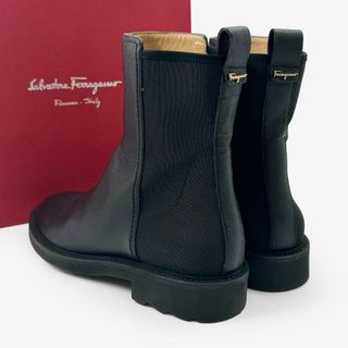 サルヴァトーレフェラガモ(Salvatore Ferragamo)の高級◎フェラガモ サイドゴアブーツ ゴールドロゴ 黒 ブラック ショートブーツ(ブーツ)