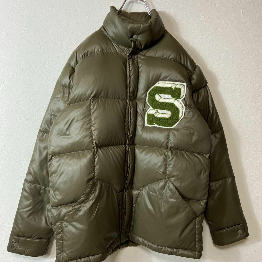 STUSSY(ステューシー)の【人気グリーン、ダウン80%◎】stussyダウンジャケット古着Sロゴ緑　長袖 メンズのジャケット/アウター(ダウンジャケット)の商品写真