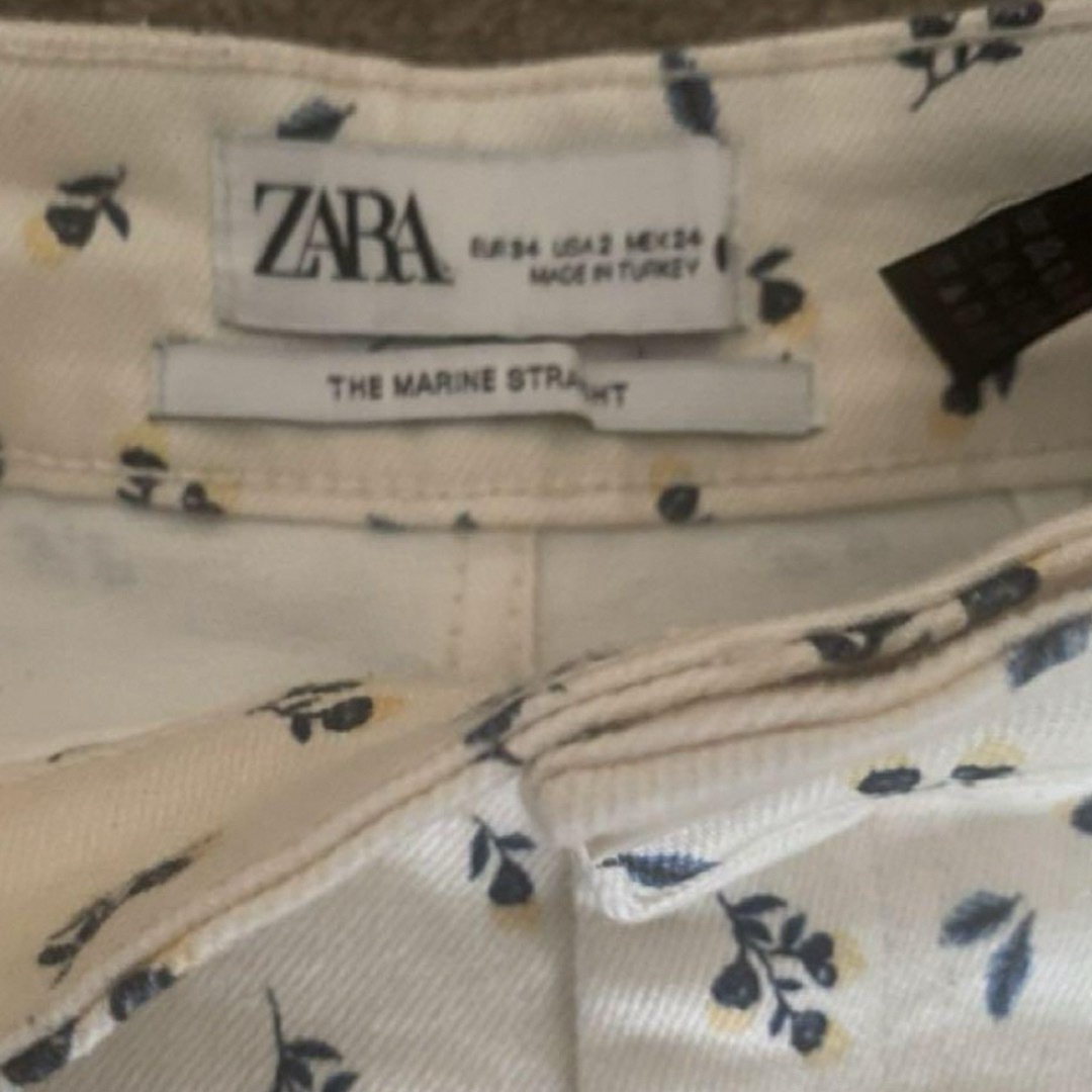 ZARA(ザラ)のZARA 花柄デニムパンツ レディースのパンツ(デニム/ジーンズ)の商品写真