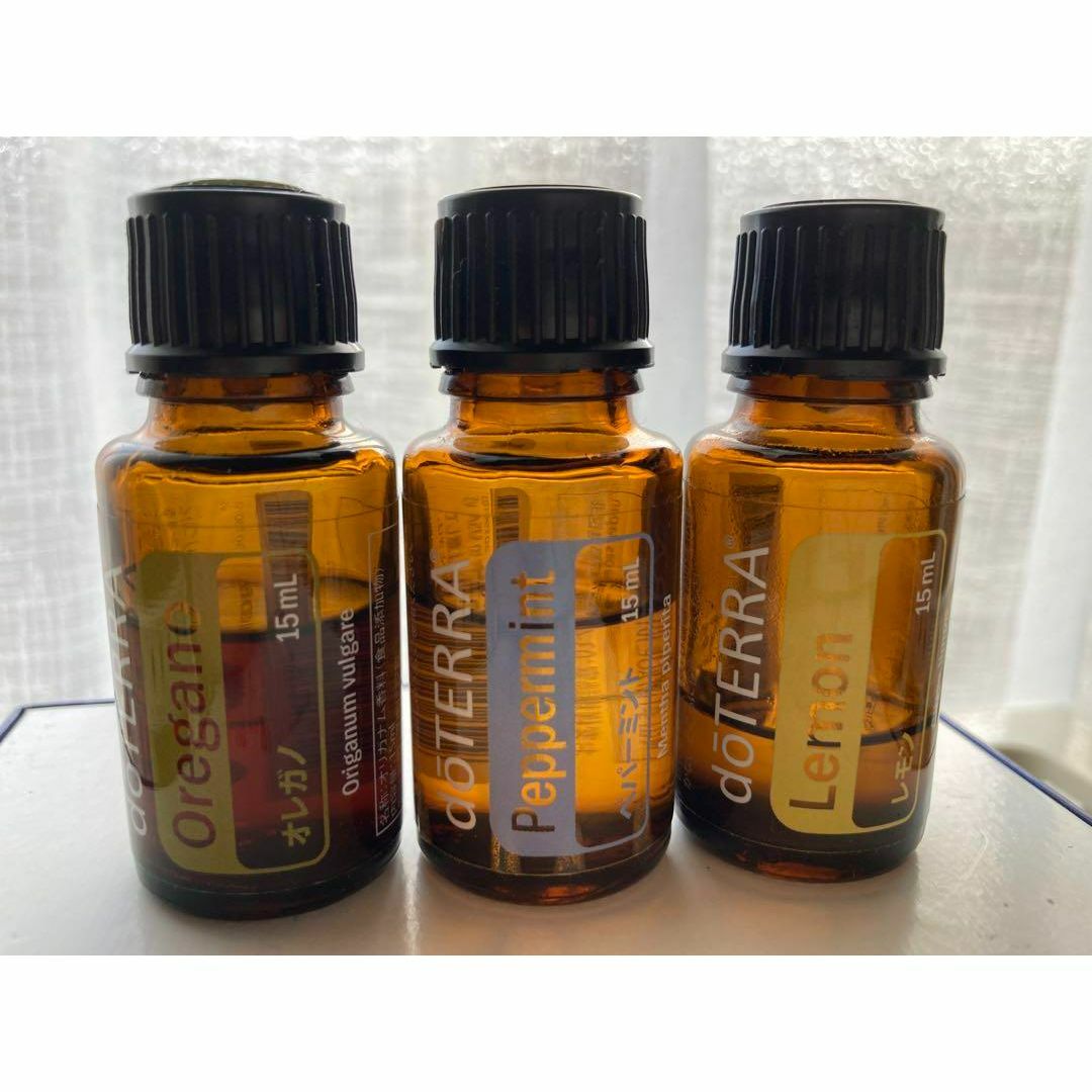 doTERRA(ドテラ)の【正規品】doTERRA アロマケースとアロマオイル12本セット(中古品) コスメ/美容のリラクゼーション(エッセンシャルオイル（精油）)の商品写真