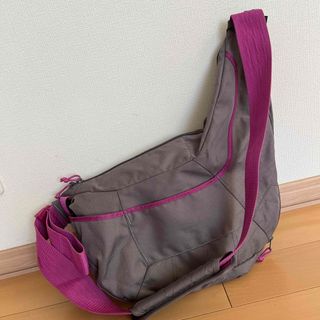 ロープロ(Lowepro)のパスポートスリングII（グレー/ピンク）　Lowepro｜ロープロ(ケース/バッグ)