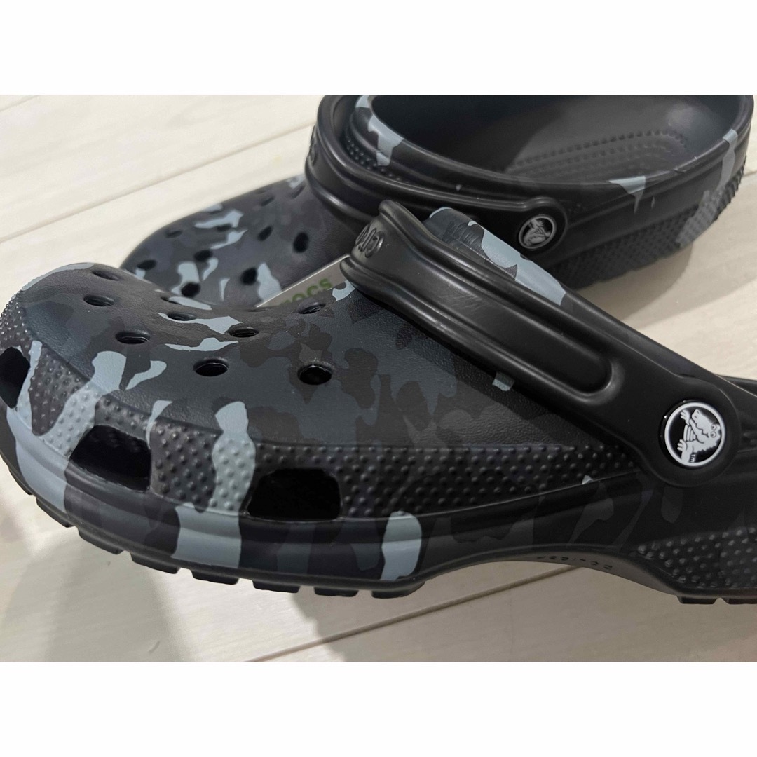 crocs(クロックス)の新品タグ付き 27cmクロックスcrocs ブラック系 カモフラ柄 メンズの靴/シューズ(サンダル)の商品写真