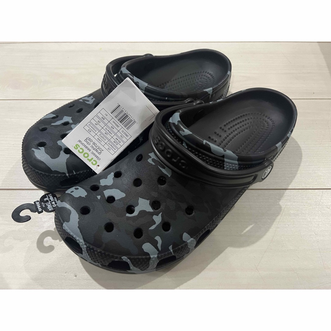 crocs(クロックス)の新品タグ付き 27cmクロックスcrocs ブラック系 カモフラ柄 メンズの靴/シューズ(サンダル)の商品写真