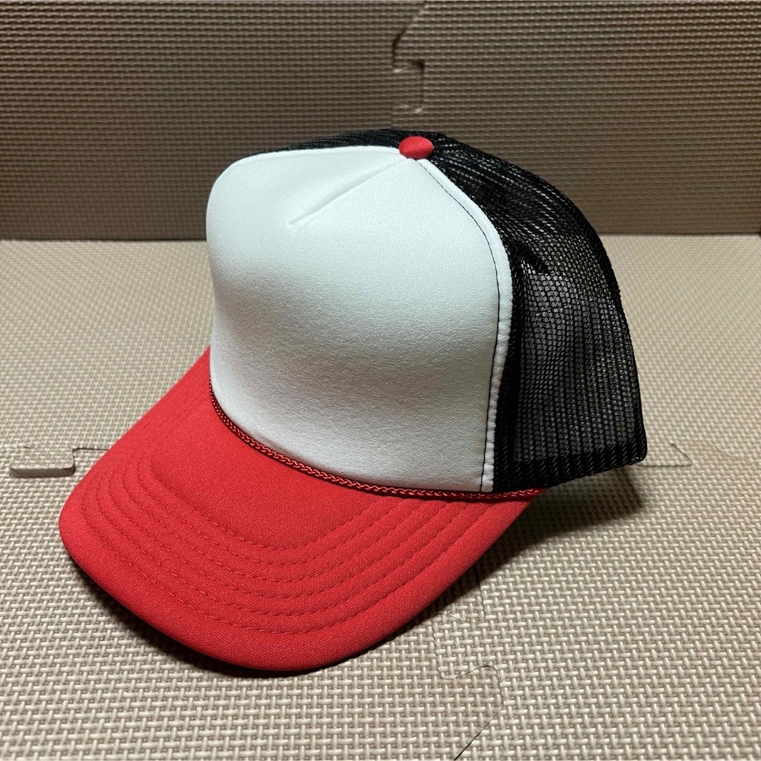 OTTO CAP(オットーキャップ)の新品 OTTO メッシュキャップのスリートーン（赤白黒） メンズの帽子(キャップ)の商品写真