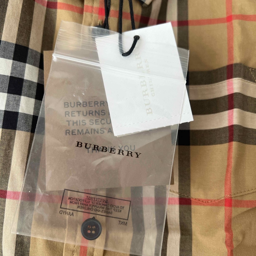 BURBERRY(バーバリー)の新品タグ付きBURBERRYチェック半袖シャツ キッズ/ベビー/マタニティのキッズ服女の子用(90cm~)(ブラウス)の商品写真