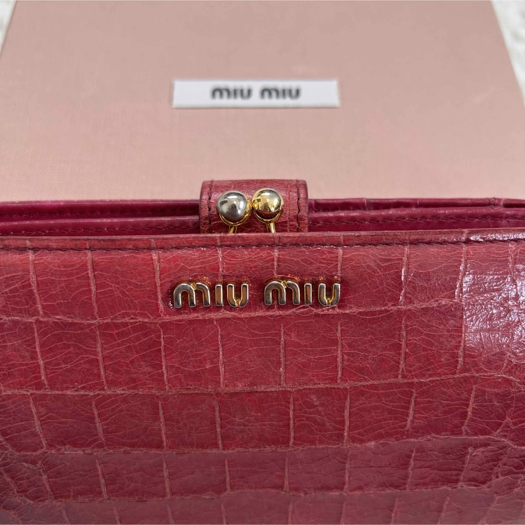 miumiu(ミュウミュウ)のmiumiu  ミュウミュウ クロコ型押し がま口財布 二つ折り財布 ピンク レディースのファッション小物(財布)の商品写真