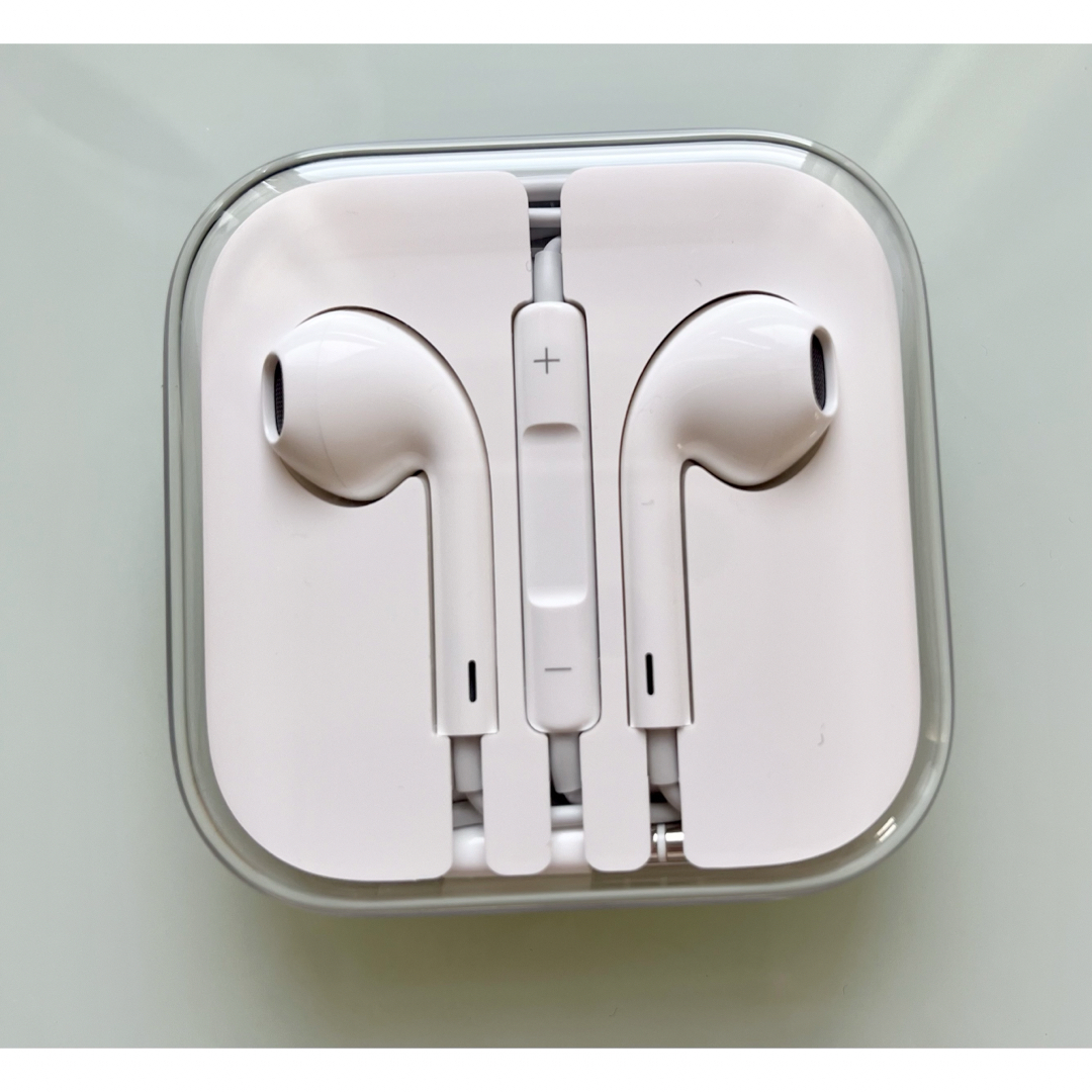 Apple(アップル)のApple純正イヤホン EarPods  3.5mmヘッドフォンプラグ スマホ/家電/カメラのオーディオ機器(ヘッドフォン/イヤフォン)の商品写真