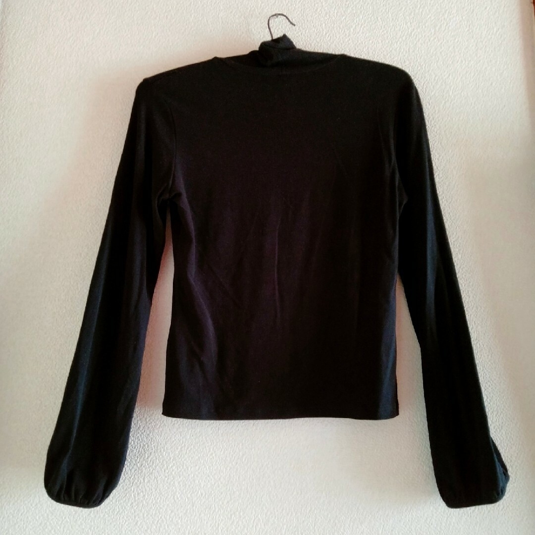 新品未使用　ワールド　ふんわり袖黒タートルM レディースのトップス(シャツ/ブラウス(長袖/七分))の商品写真
