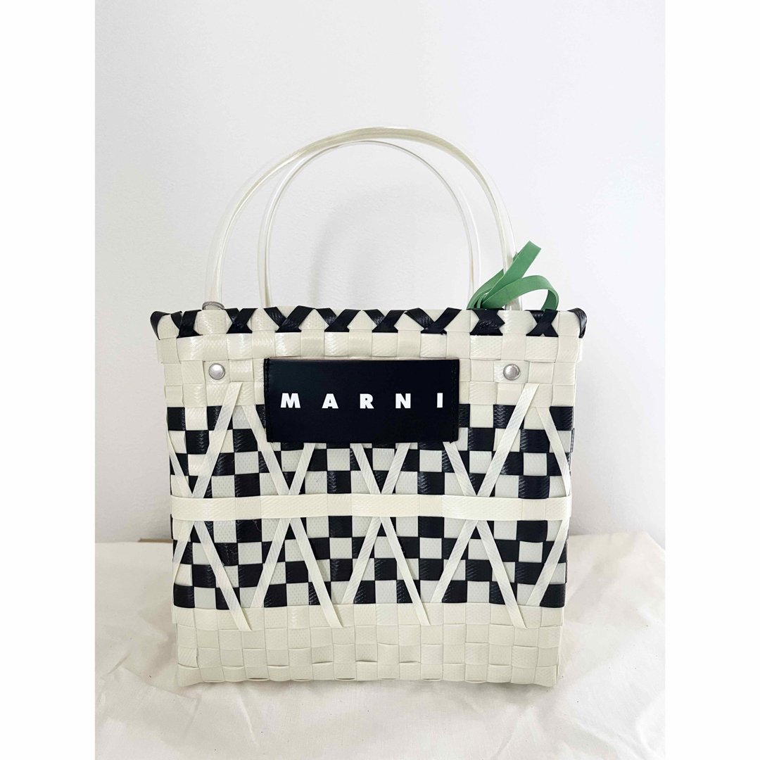 Marni(マルニ)の【新品未使用】マルニ ★ ステンシルバッグ ★ ホワイト ★ 巾着付き レディースのバッグ(かごバッグ/ストローバッグ)の商品写真