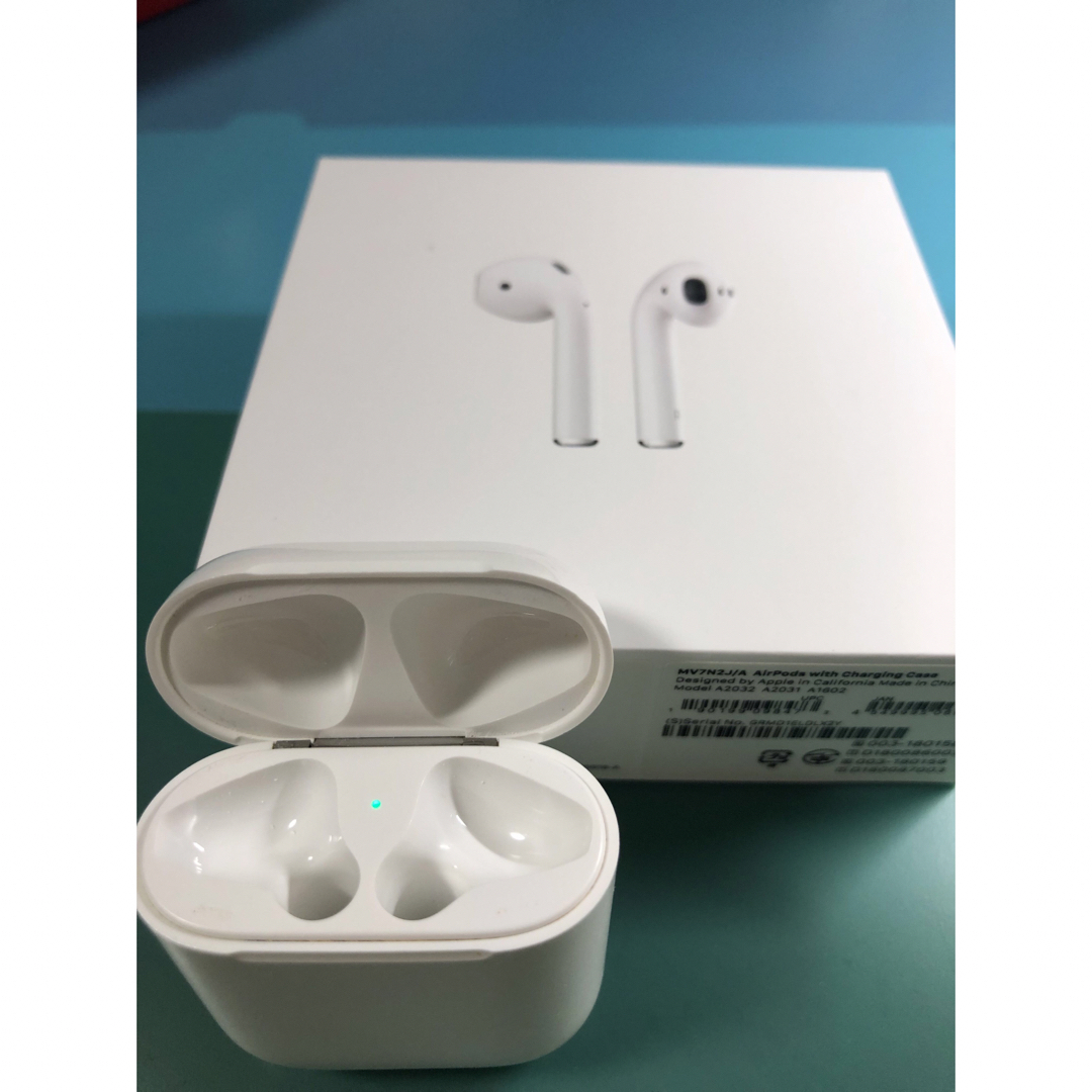 Apple(アップル)のAirpods  第二世代充電ケースのみ スマホ/家電/カメラのオーディオ機器(ヘッドフォン/イヤフォン)の商品写真