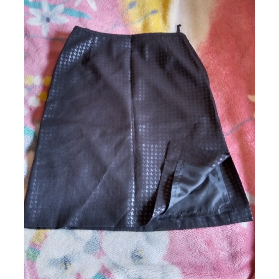 黒い地模様のスカート　ウエスト64 レディースのスカート(ひざ丈スカート)の商品写真