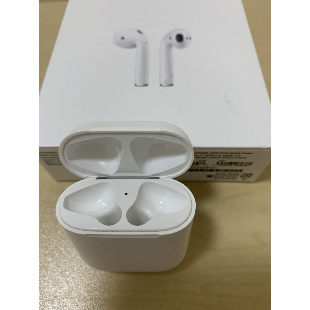 Apple(アップル)のAirpods 第二世代充電ケースのみ スマホ/家電/カメラのオーディオ機器(ヘッドフォン/イヤフォン)の商品写真