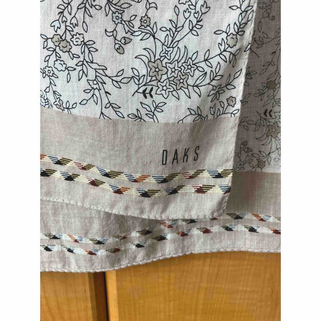 DAKS(ダックス)のDAKS ストール　小花柄 レディースのファッション小物(バンダナ/スカーフ)の商品写真