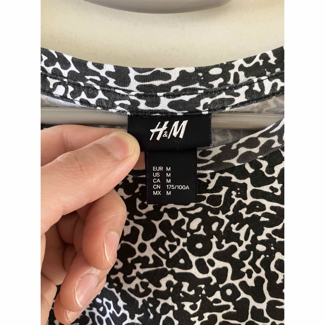H&M(エイチアンドエム)の中古　H&M メンズ　総柄Tシャツ　ブラック　Mサイズ メンズのトップス(Tシャツ/カットソー(半袖/袖なし))の商品写真