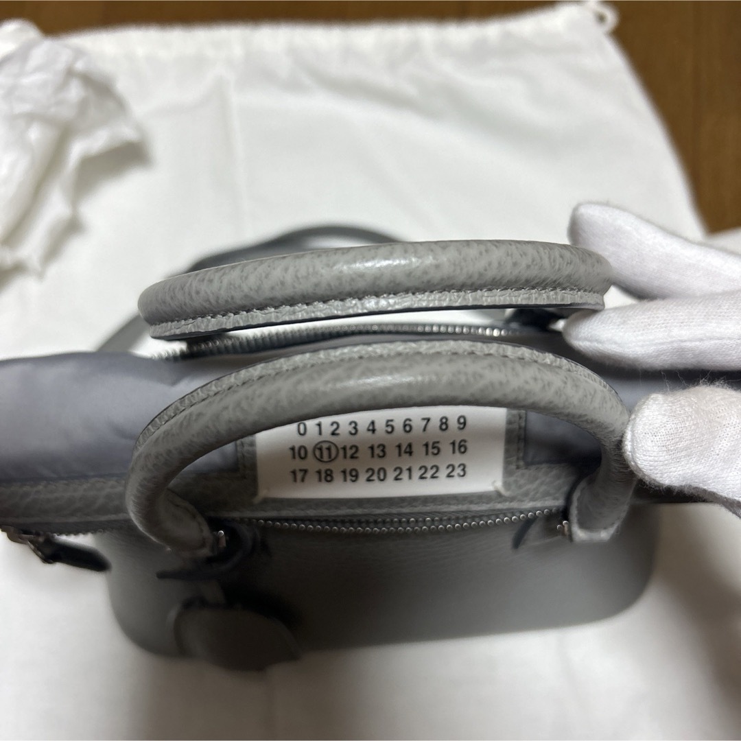 Maison Martin Margiela(マルタンマルジェラ)の最終価格　Maison Margiela 5ac ミニバッグ ライトグレー　美品 レディースのバッグ(ハンドバッグ)の商品写真