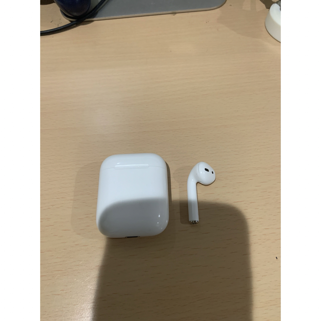 Apple(アップル)のairpods 第一世代　左耳　ケース スマホ/家電/カメラのオーディオ機器(ヘッドフォン/イヤフォン)の商品写真