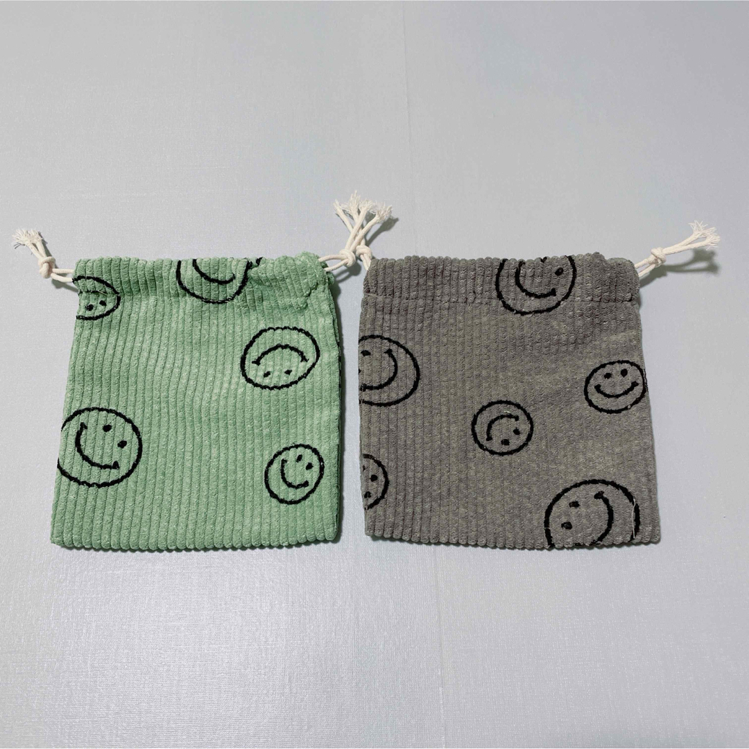 【新品】　ポーチ　小物入れ　スマイリー　巾着　2個セット レディースのファッション小物(ポーチ)の商品写真