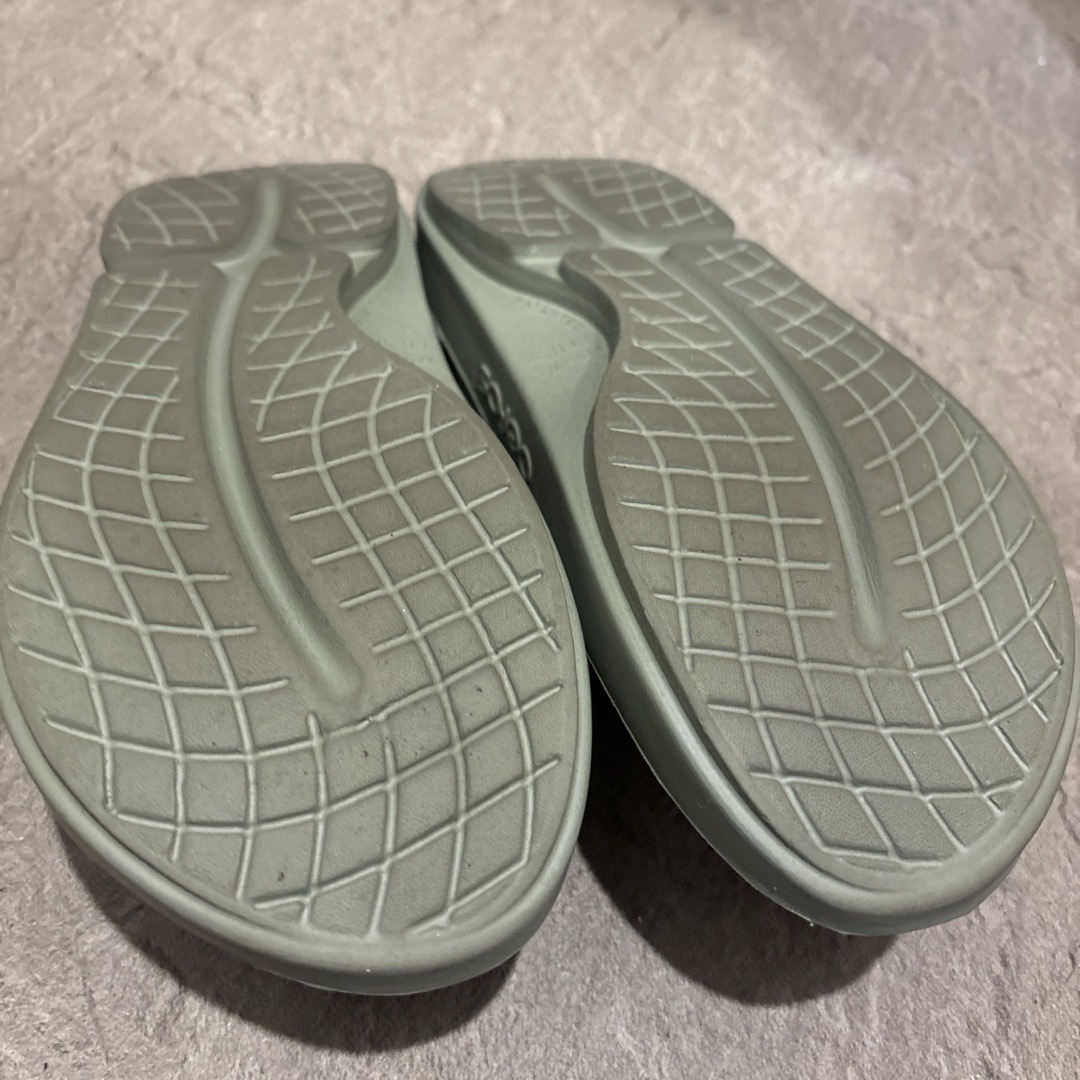 oofos カーキ 24cm サンダル ウーフォス レディースの靴/シューズ(サンダル)の商品写真