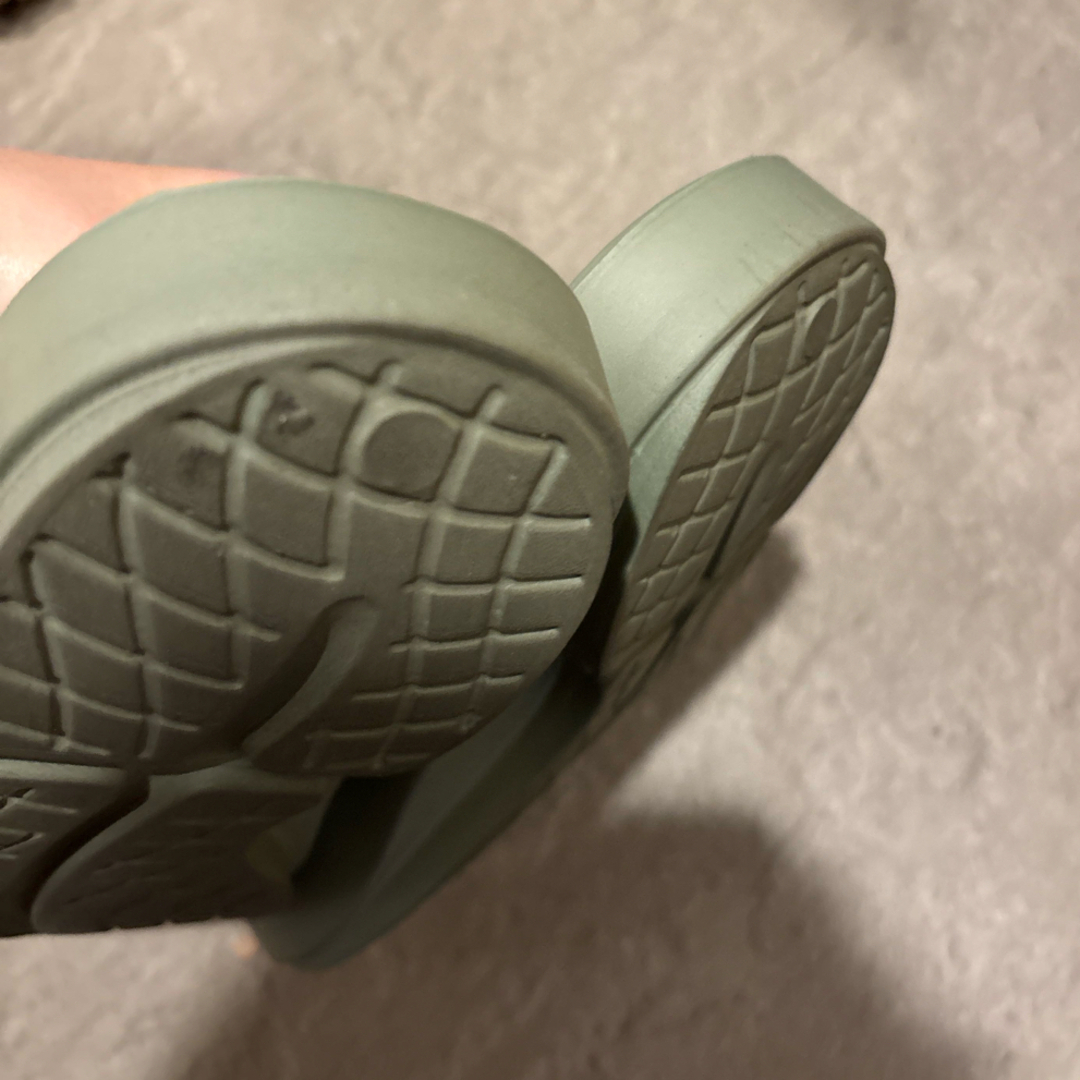 oofos カーキ 24cm サンダル ウーフォス レディースの靴/シューズ(サンダル)の商品写真