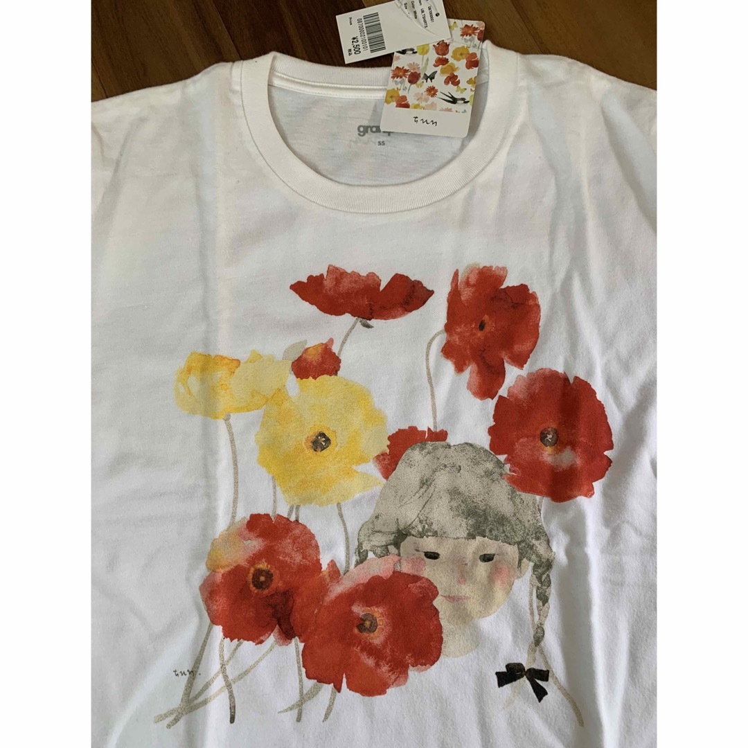 Design Tshirts Store graniph(グラニフ)のグラニフ  いわさきちひろ ひなげしとおさげ髪の少女 Tシャツ レディースのトップス(Tシャツ(半袖/袖なし))の商品写真