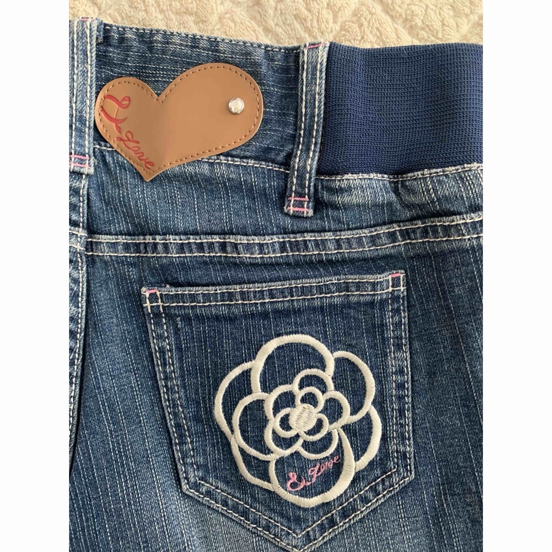 【&LOVE】カメリア刺繍　カプリ丈デニムパンツ レディースのパンツ(デニム/ジーンズ)の商品写真