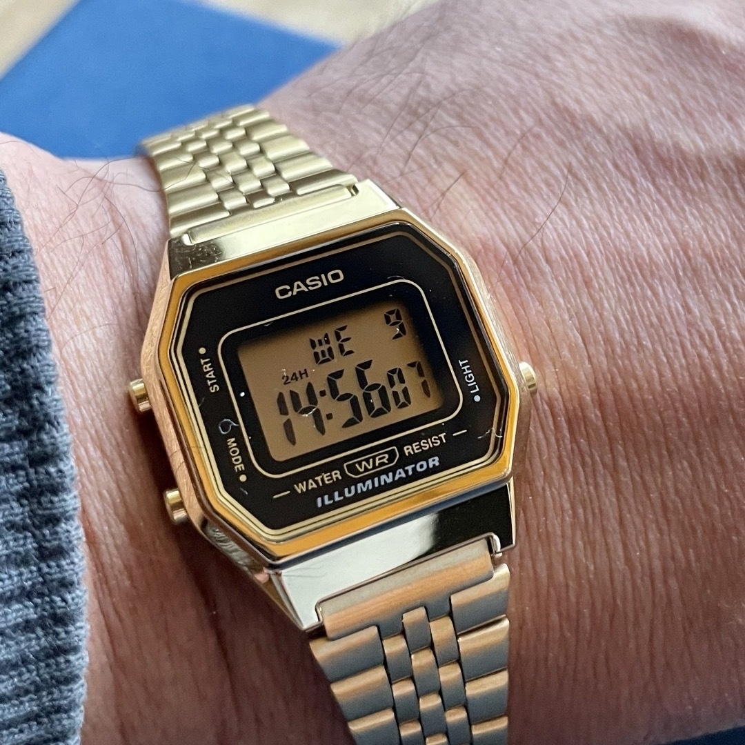 CASIO(カシオ)のカシオ　デジタル腕時計　海外並行輸入品　新品　薄型　ゴールドブラックモデル メンズの時計(腕時計(デジタル))の商品写真