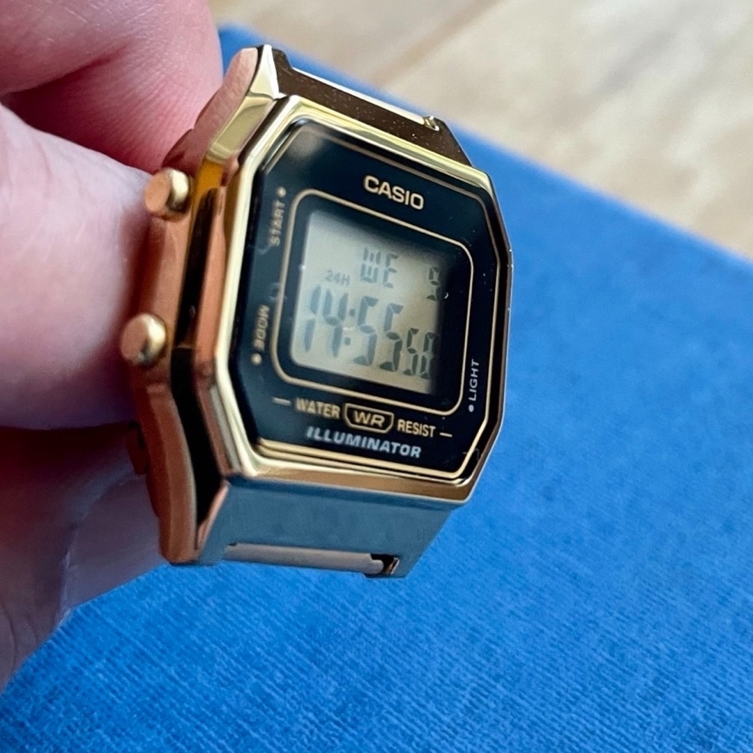 CASIO(カシオ)のカシオ　デジタル腕時計　海外並行輸入品　新品　薄型　ゴールドブラックモデル メンズの時計(腕時計(デジタル))の商品写真