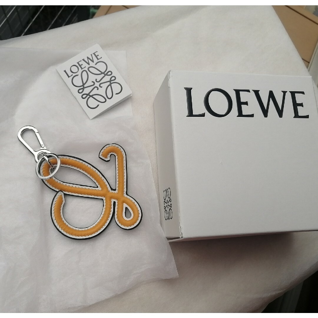 LOEWE(ロエベ)のLOEWE 　ロエベ　チャーム　キーホルダー　キーリング   イエロー レディースのファッション小物(キーホルダー)の商品写真