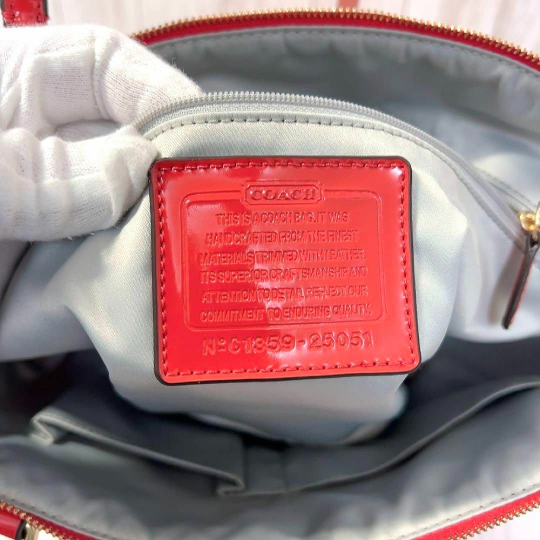 COACH(コーチ)の【美品】コーチ　トートバッグ　ミニシグネチャー　キャンバス　エナメル　赤　保管袋 レディースのバッグ(トートバッグ)の商品写真