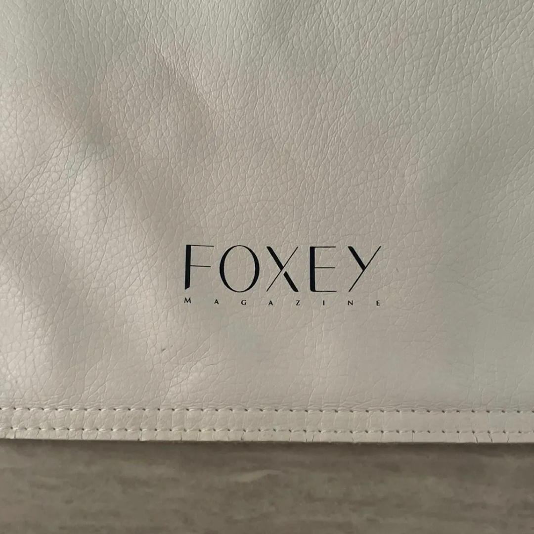 FOXEY(フォクシー)のFOXEY ワンハンドル　ショルダー　バッグ　フェイクレザー　ホワイト レディースのバッグ(ショルダーバッグ)の商品写真