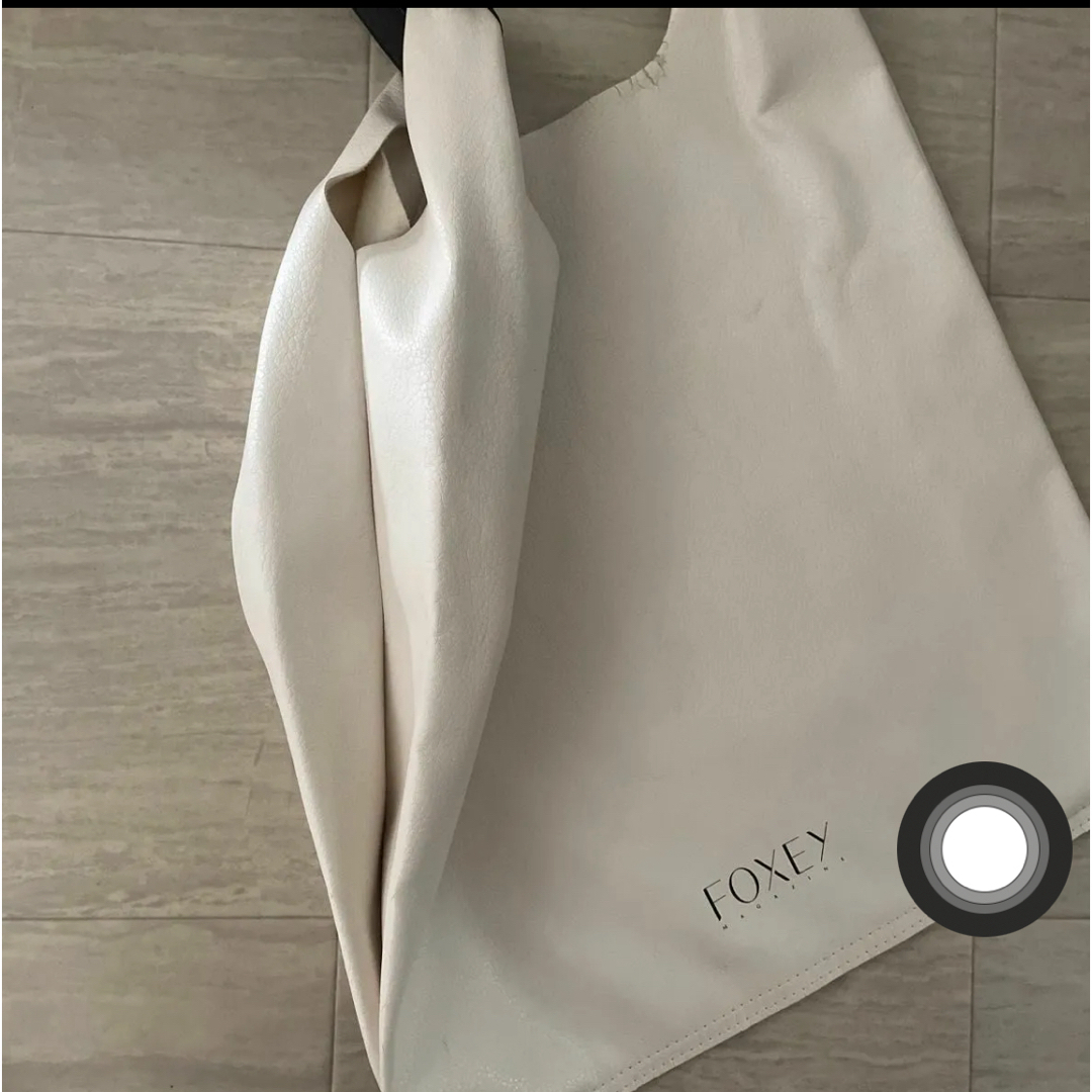 FOXEY(フォクシー)のFOXEY ワンハンドル　ショルダー　バッグ　フェイクレザー　ホワイト レディースのバッグ(ショルダーバッグ)の商品写真
