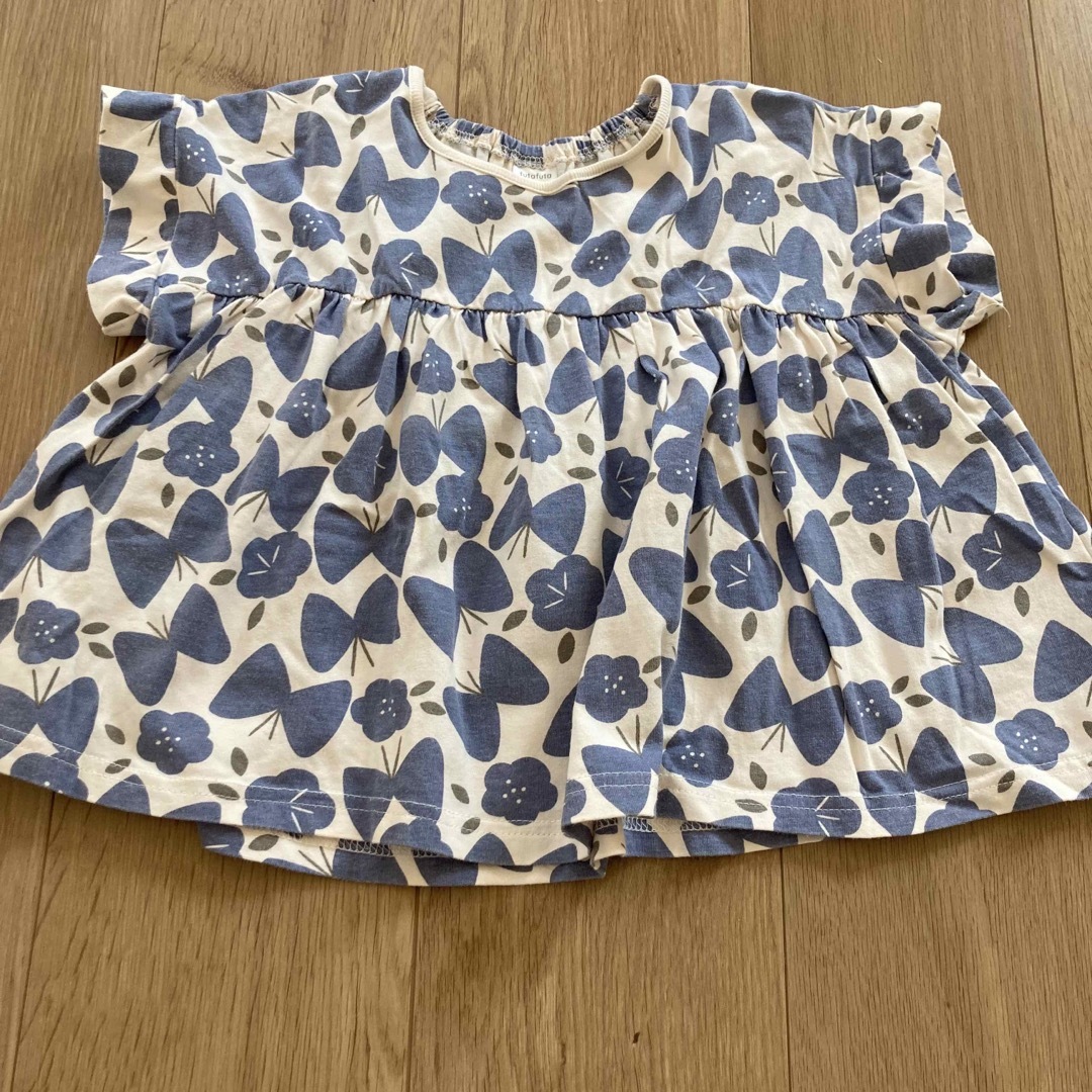 futafuta(フタフタ)のフタフタ　蝶々柄　半袖　カットソー　花　100 キッズ/ベビー/マタニティのキッズ服女の子用(90cm~)(Tシャツ/カットソー)の商品写真