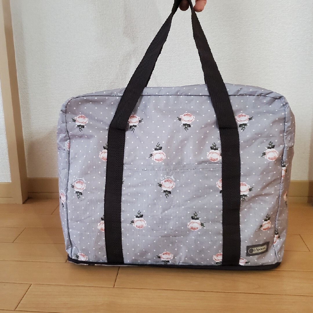 LeSportsac(レスポートサック)のレスポートサック　ショルダーバッグ　折り畳み式トート/エコバック　ローズ柄グレー レディースのバッグ(ショルダーバッグ)の商品写真