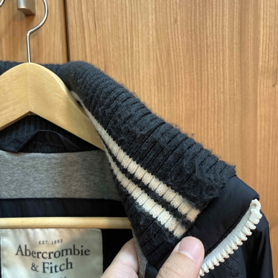 Abercrombie&Fitch(アバクロンビーアンドフィッチ)の05t-0933306 アバクロ　ナイロンジャケット　ネイビー メンズのジャケット/アウター(ブルゾン)の商品写真