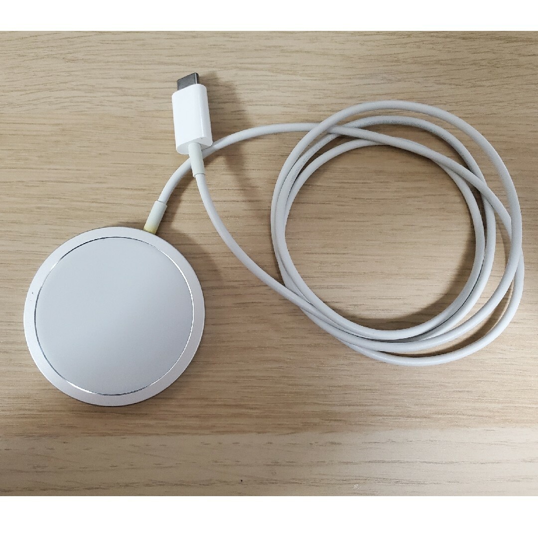 Apple(アップル)のApple MagSafe充電器 MHXH3AM/A スマホ/家電/カメラのスマートフォン/携帯電話(バッテリー/充電器)の商品写真