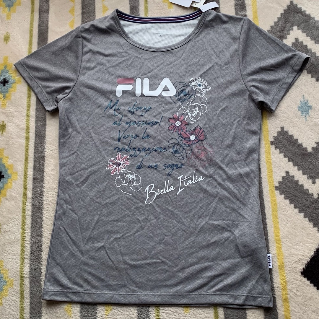 FILA(フィラ)のFILA Tシャツ Mサイズ レディース　グレー　新品未使用　タグ付 レディースのトップス(Tシャツ(半袖/袖なし))の商品写真