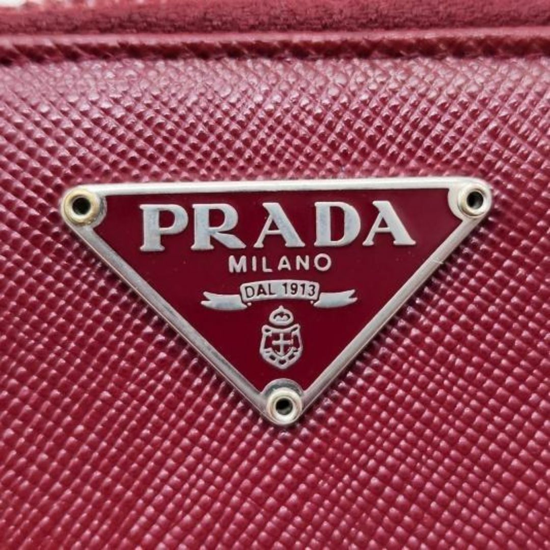 PRADA(プラダ)のプラダ コインケース 三角ロゴプレート サフィアーノ ラウンドジップ 本革 赤 レディースのファッション小物(コインケース)の商品写真