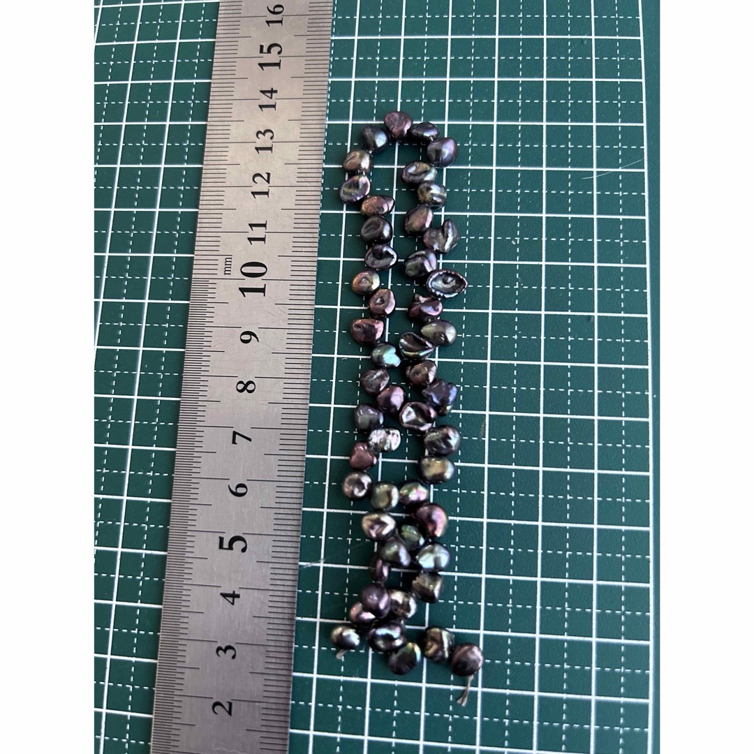 A35淡水パール　メタリック　マルチカラー　ブラック　小粒　ケシパール　バロック ハンドメイドの素材/材料(各種パーツ)の商品写真
