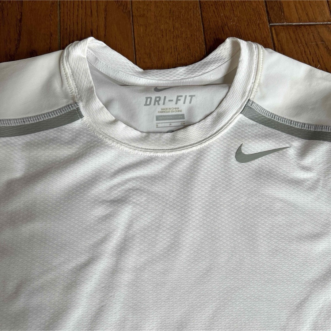 NIKE(ナイキ)のナイキ　ドライフット　Tシャツ　白　レディースサイズL レディースのトップス(Tシャツ(長袖/七分))の商品写真